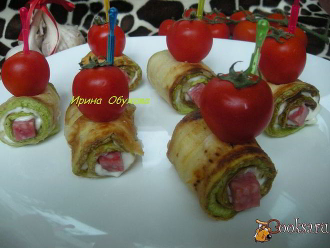 Рецепт рулетиков из кабачка с колбасой и помидоркой черри