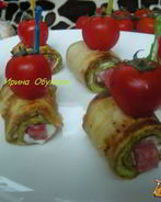 Рулетики из кабачка с колбасой и помидоркой черри