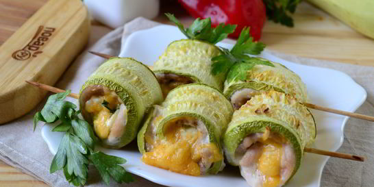 Рулетики из кабачков с куриной грудкой
