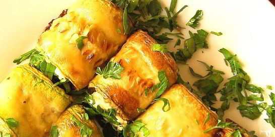 Рулетики из кабачков с сыром и чесноком