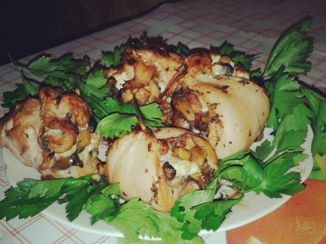 Рецепт рулетиков из куриной грудки, грибов и адыгейского сыра