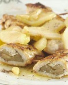 Рулетики из куриной грудки с грушей