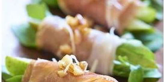 Рулетики из листьев салата с беконом