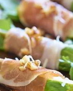 Рулетики из листьев салата с беконом