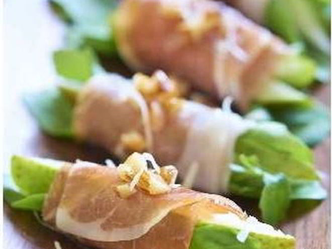 Рецепт рулетиков из листьев салата с беконом