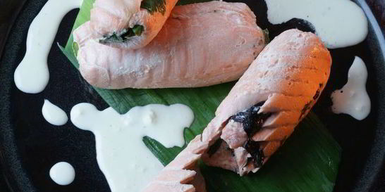 Рулетики из семги с огурцом и травами