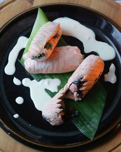 Рулетики из семги с огурцом и травами