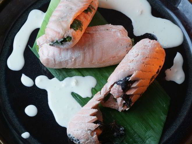 Рецепт рулетиков из семги с огурцом и травами