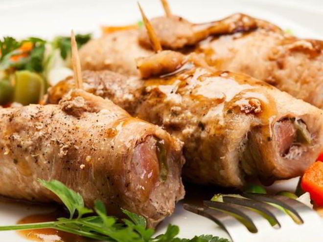 Рецепт рулетиков из телятины с моцареллой и вялеными томатами