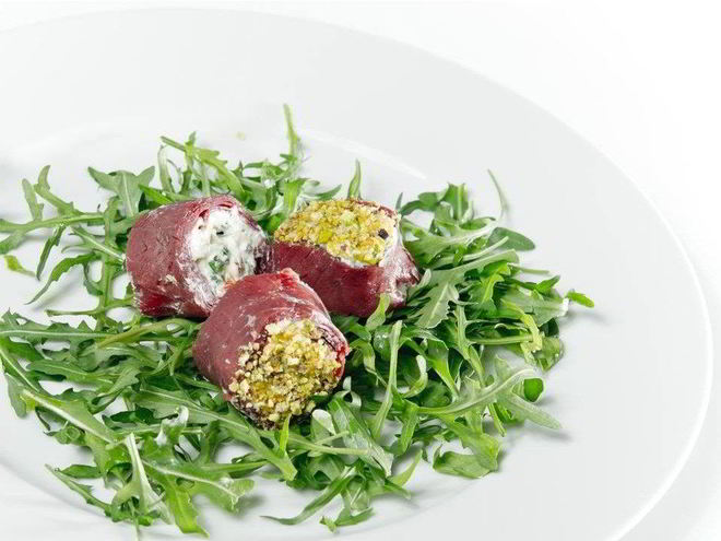 Рецепт рулетиков с брезаолой, рикоттой и вялеными помидорами