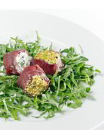 Рулетики с брезаолой, рикоттой и вялеными помидорами