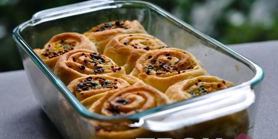 Рулеты с чесночной начинкой