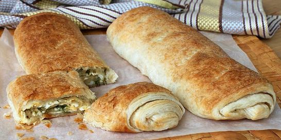 Слоеный рулет с сыром из готового теста