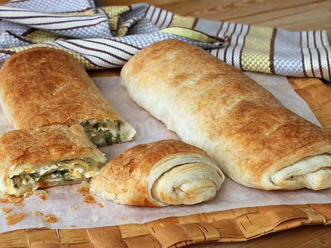 Рецепт слоеного рулета с сыром из готового теста