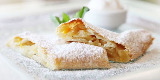 Слоеный рулет с яблоками