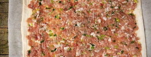 слоеные рулетики с мясным фаршем. Шаг 4