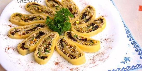 Сырный рулет с курицей, фисташками и черносливом