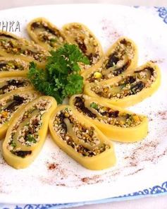 Сырный рулет с курицей, фисташками и черносливом