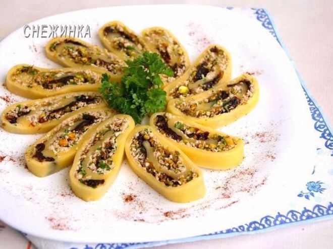 Рецепт сырного рулета с курицей, фисташками и черносливом