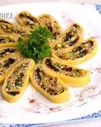 Сырный рулет с курицей, фисташками и черносливом