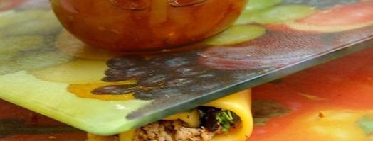 сырный рулет с курицей, фисташками и черносливом. Шаг 11