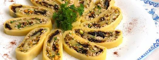 сырный рулет с курицей, фисташками и черносливом. Шаг 12