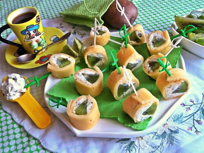 Рецепт сырных рулетиков с киви