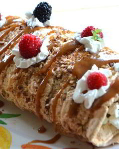 Воздушный рулет с пеканом и ягодами