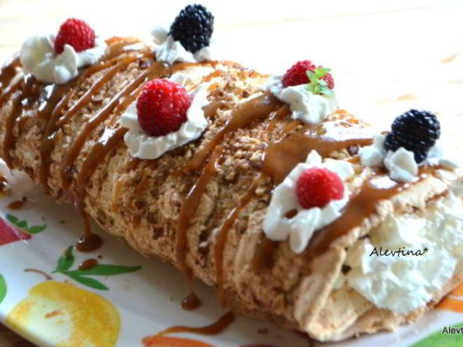 Рецепт воздушного рулета с пеканом и ягодами