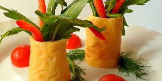 Яичные рулетики с руколой и паприкой