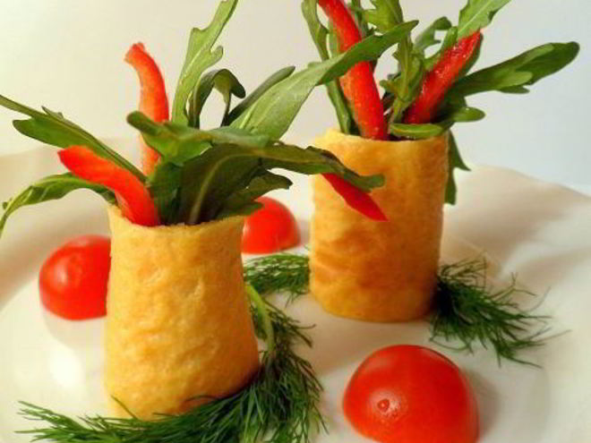 Рецепт яичных рулетиков с руколой и паприкой