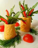 Яичные рулетики с руколой и паприкой