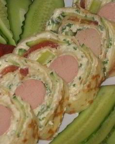Закусочный рулет из блинов с сосисками