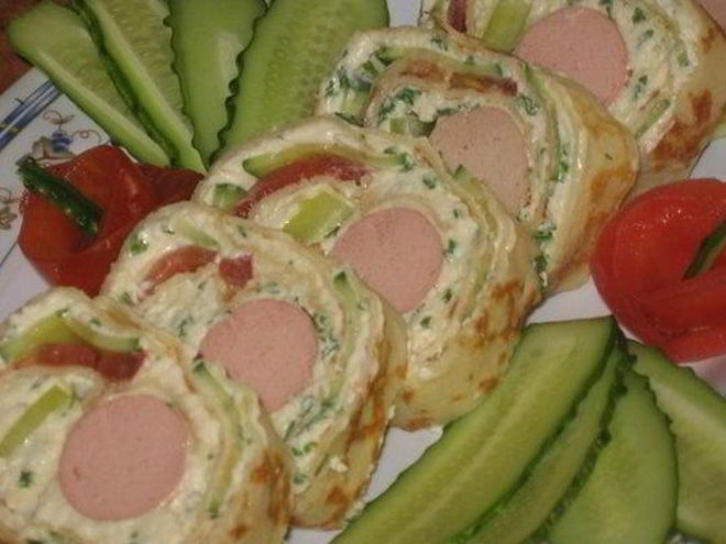 Рецепт закусочного рулета из блинов с сосисками