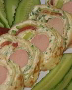Закусочный рулет из блинов с сосисками