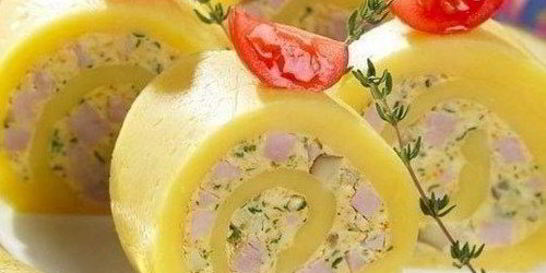 Закусочный рулет из сыра, ветчины и грибов
