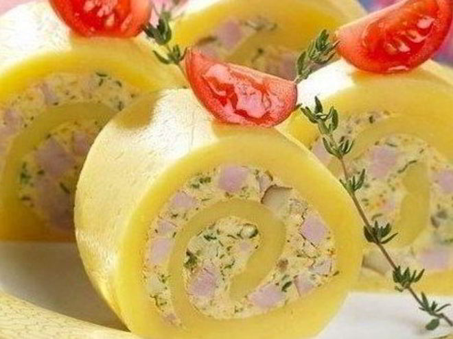 Рецепт закусочного рулета из сыра, ветчины и грибов