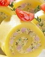 Закусочный рулет из сыра, ветчины и грибов
