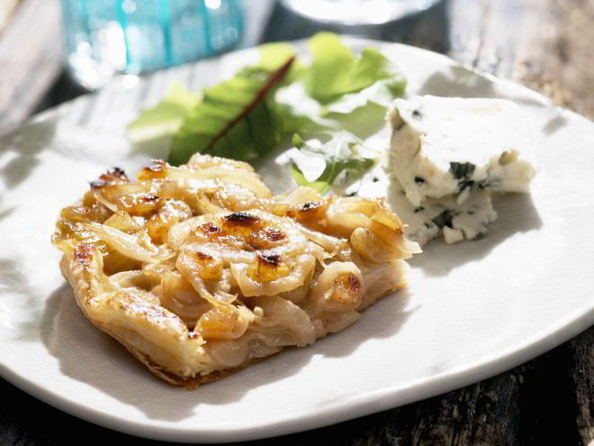 Рецепт закусочного рулета с луком