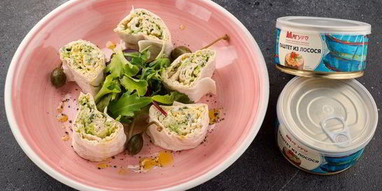 Закусочные рулетики с паштетом из лосося