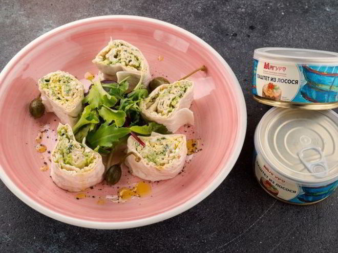 Рецепт закусочных рулетиков с паштетом из лосося