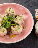 Закусочные рулетики с паштетом из лосося