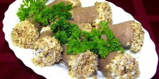 Закусочные рулеты из языка с орехами
