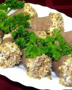 Закусочные рулеты из языка с орехами