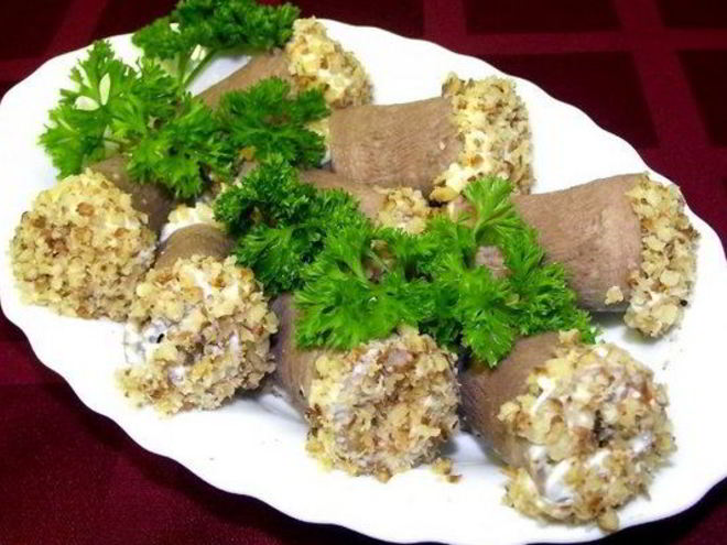 Рецепт закусочных рулетов из языка с орехами