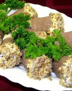 Закусочные рулеты из языка с орехами