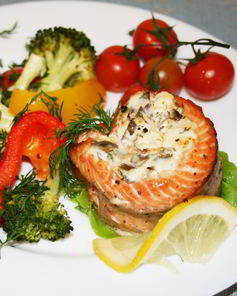 Запеченые рулеты из лосося с овощами