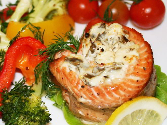 Рецепт запеченых рулетов из лосося с овощами