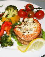 Запеченые рулеты из лосося с овощами