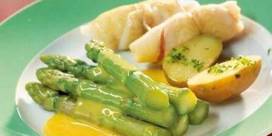 Зеленая спаржа с рулетами из камбалы